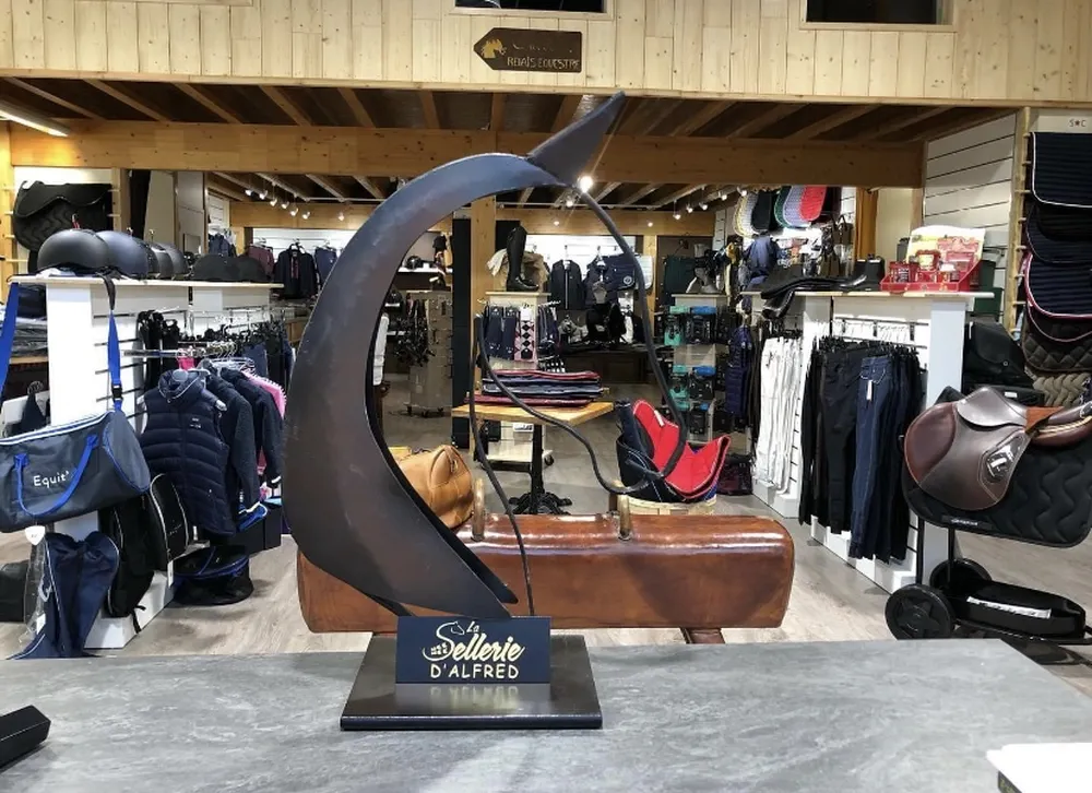 Tête de cheval décorative, photo magasin, matériel d'équitation et équipement cavalier la Sellerie d'Alfred en Dordogne.