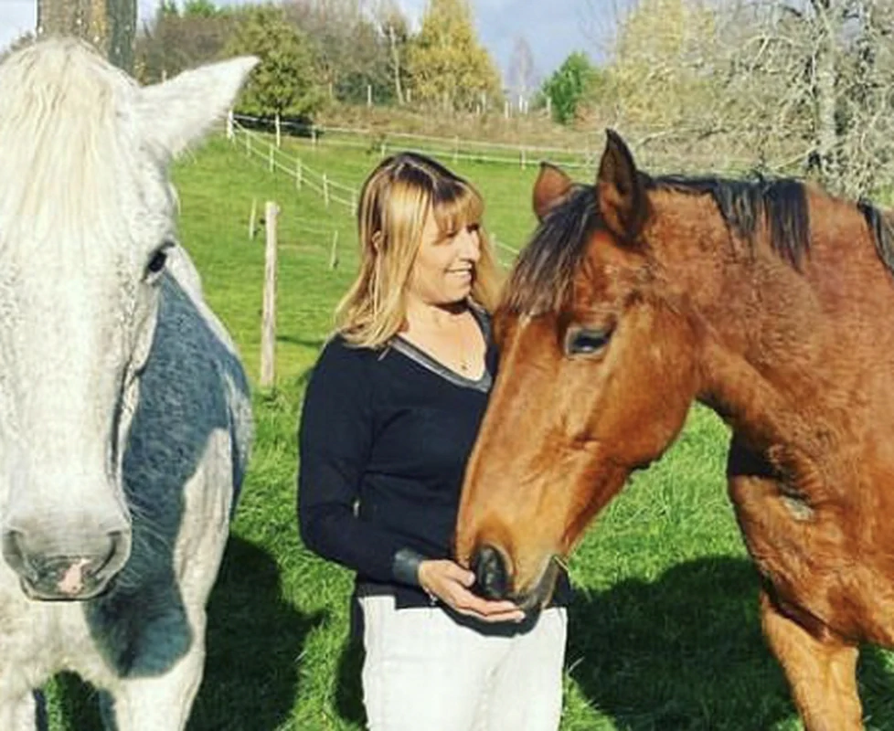 Laurence, équipe de la Sellerie d'Alfred, matériel équitation et équipement cavalier en Dordogne.