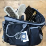 pansage-soin-sac-bleu-brosse-cheval-materiel-equitation-sellerie-equipement-equestre-cavaliers-chevaux-dordogne-perigord-alfred-perigueux
