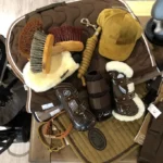 pansage-soin-sac-brosse-cheval-materiel-equitation-sellerie-equipement-equestre-cavaliers-chevaux-dordogne-perigord-alfred-perigueux